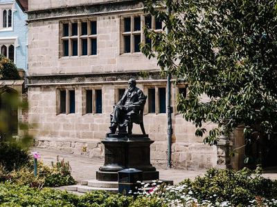 Monuments and statues header