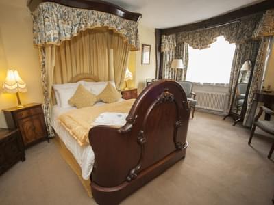 Crop The Lion Hotel Shrewsbury Dickens Suite 01 hr 100515